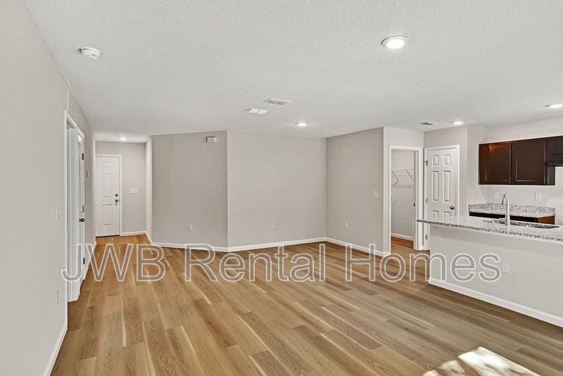 5938 Moncrief Rd W - Photo 5 of 14