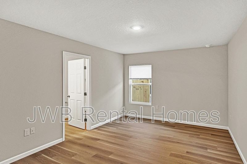 5938 Moncrief Rd W - Photo 6 of 14