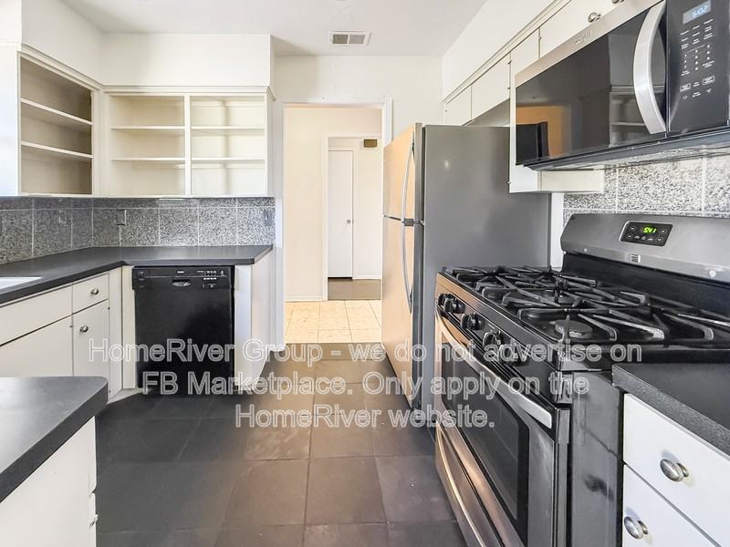 10204 Aspen St - Photo 3 of 20