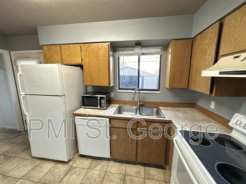 1749 Circle Street - Photo 6 of 25