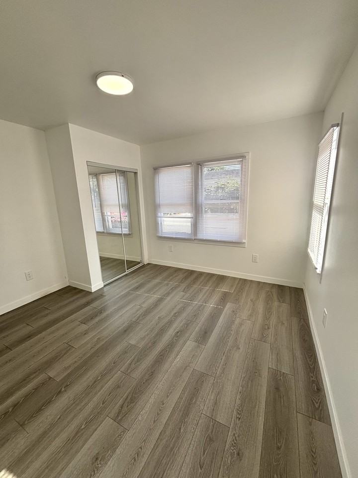 1956 1/2 Park Grove Avenue - Photo 3 of 15