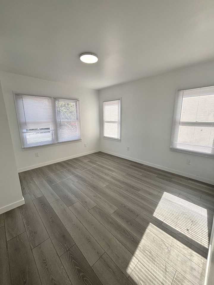 1956 1/2 Park Grove Avenue - Photo 4 of 15