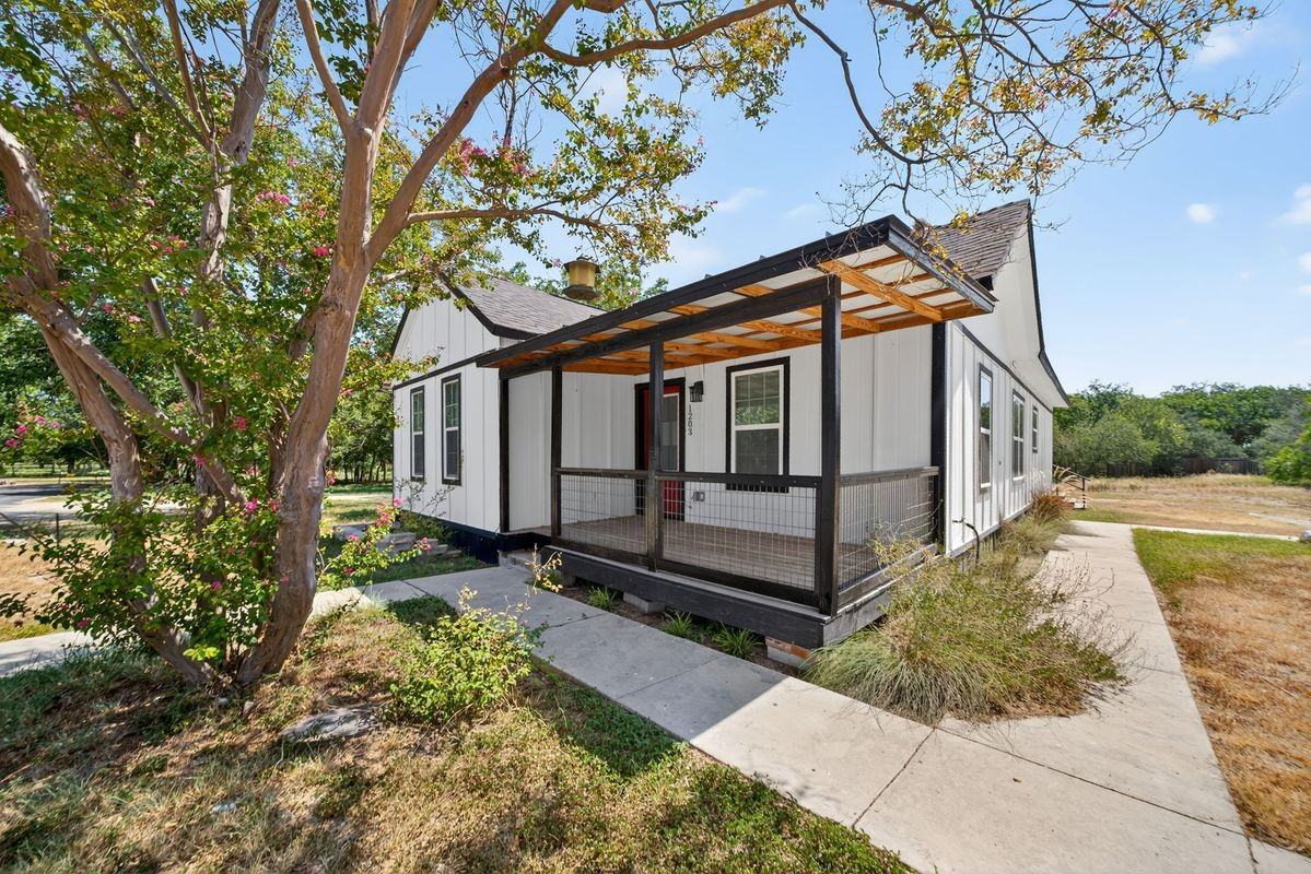 1203 Avenue J - Photo 2 of 26