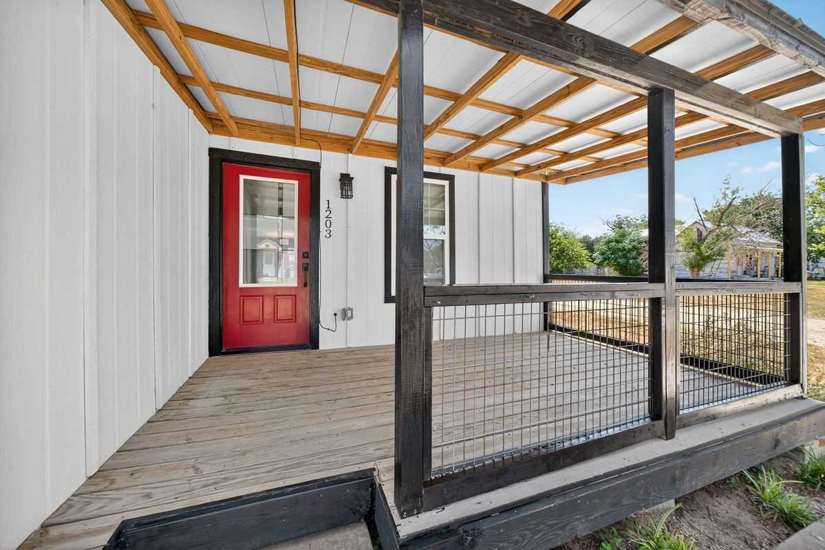 1203 Avenue J - Photo 3 of 26