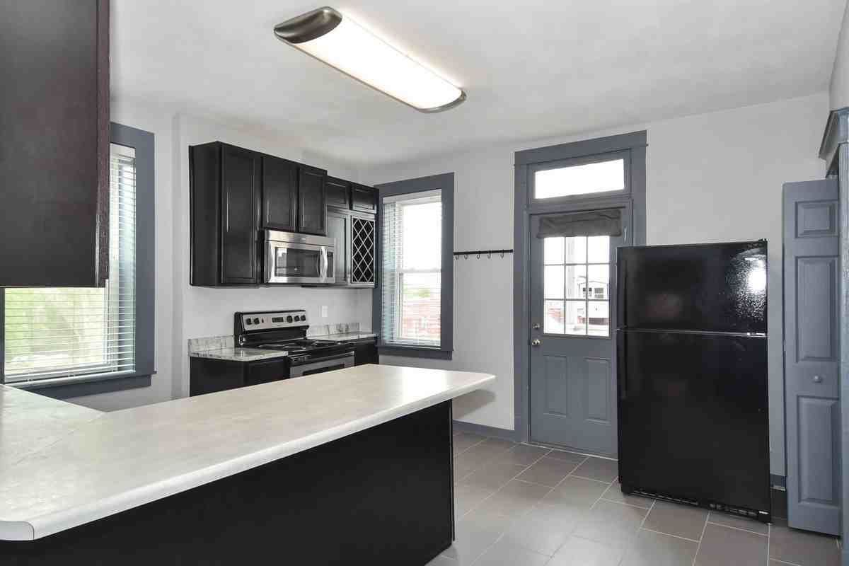 3302 S 9th St - Photo 7 of 32