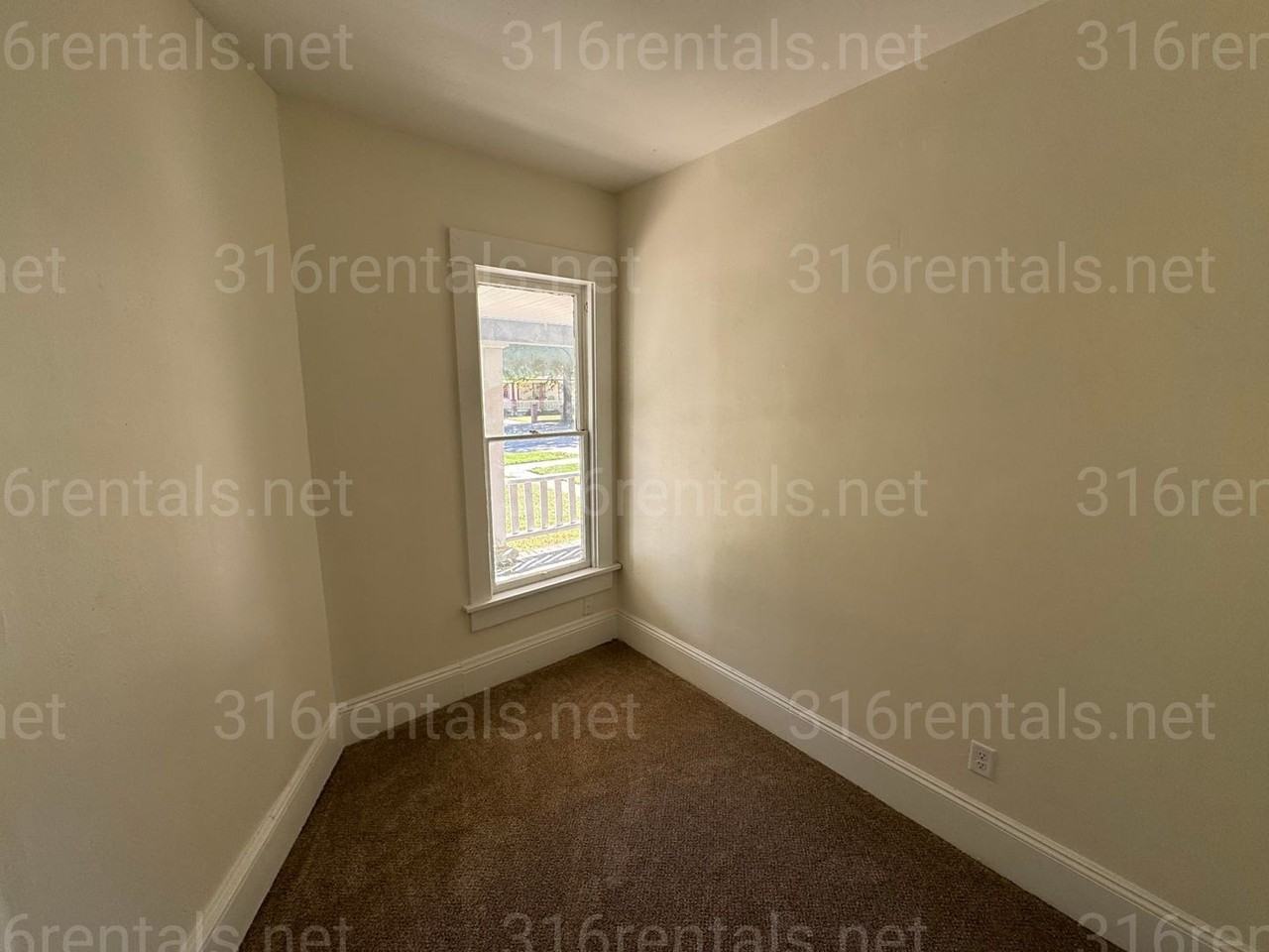 1825 N Park Pl - Photo 3 of 7