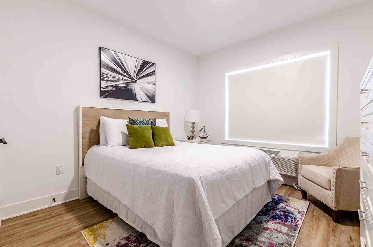 Lakeside Residence - Photo 4 of 26