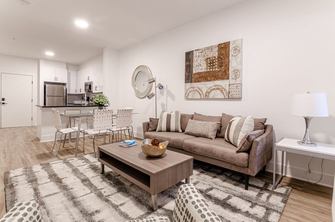 Lakeside Residence - Photo 6 of 12