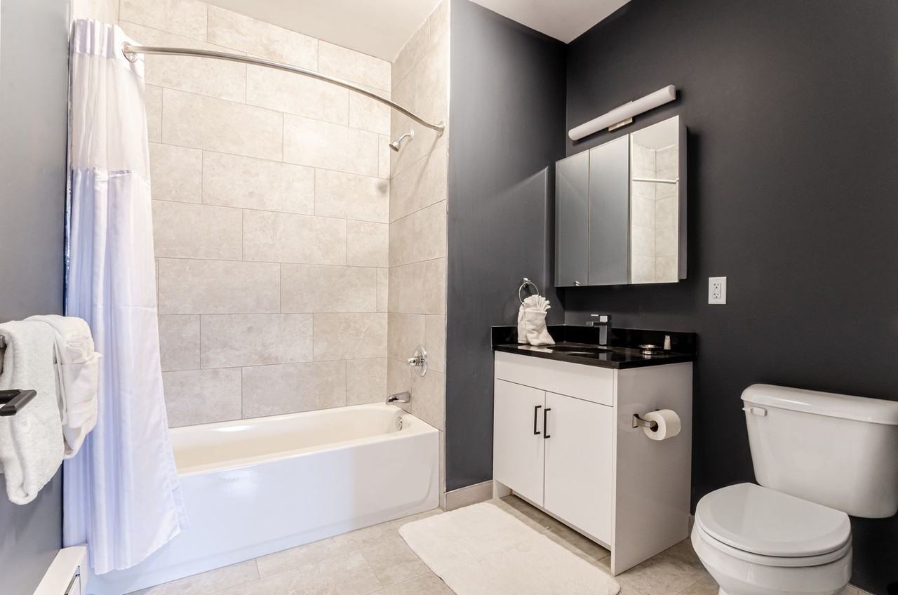 Lakeside Residence - Photo 4 of 15