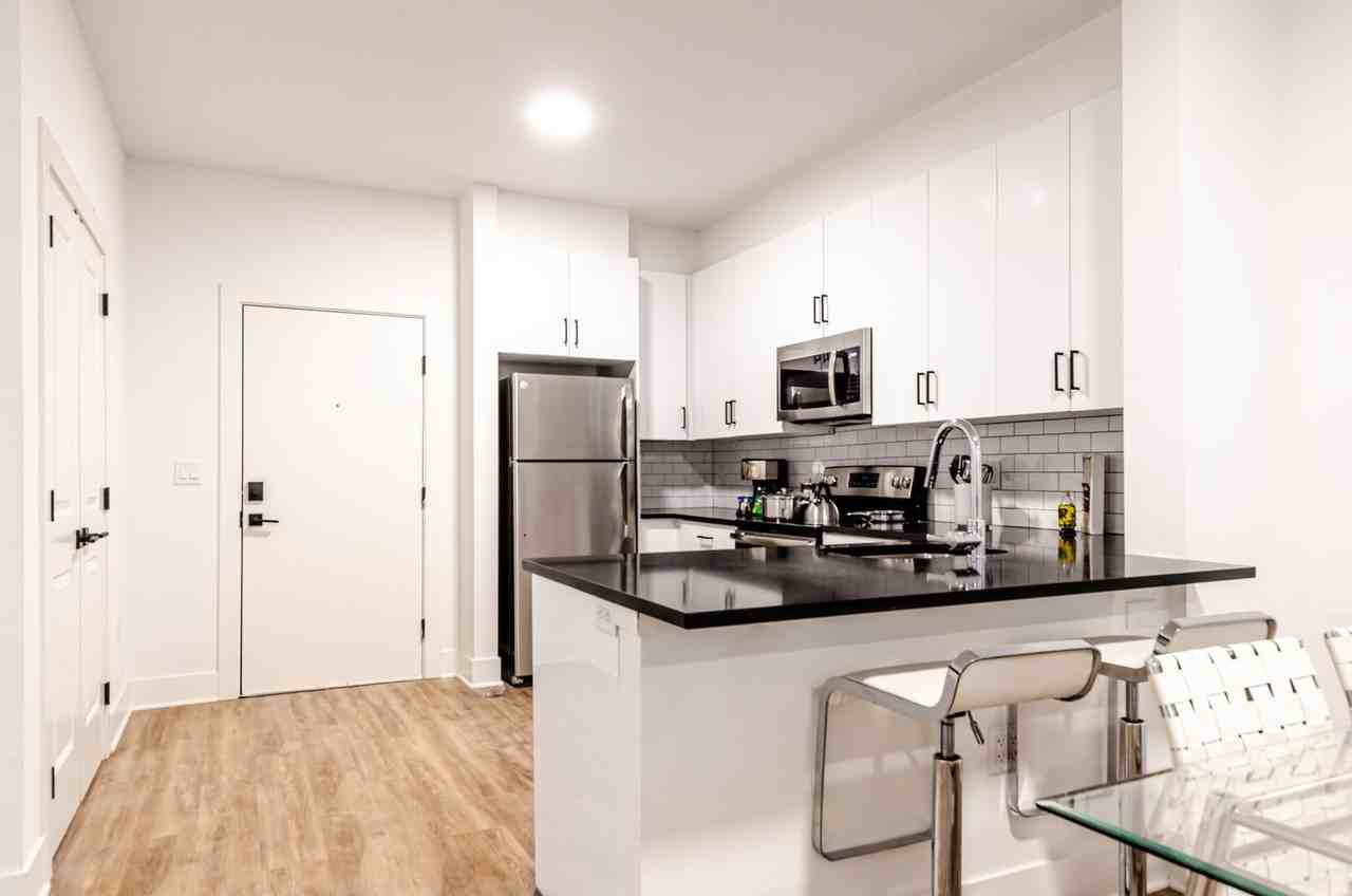 Lakeside Residence - Photo 7 of 15
