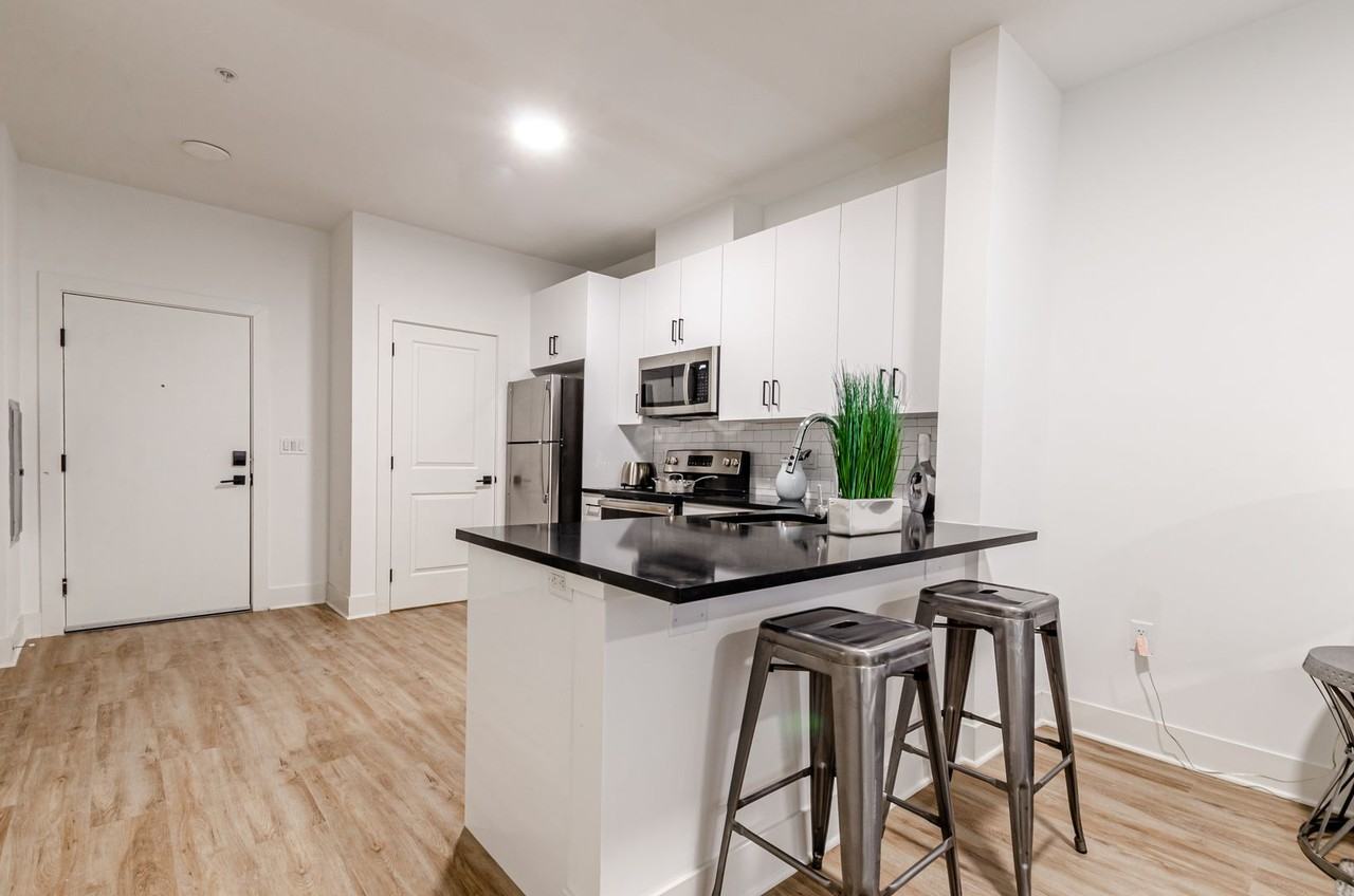 Lakeside Residence - Photo 2 of 13