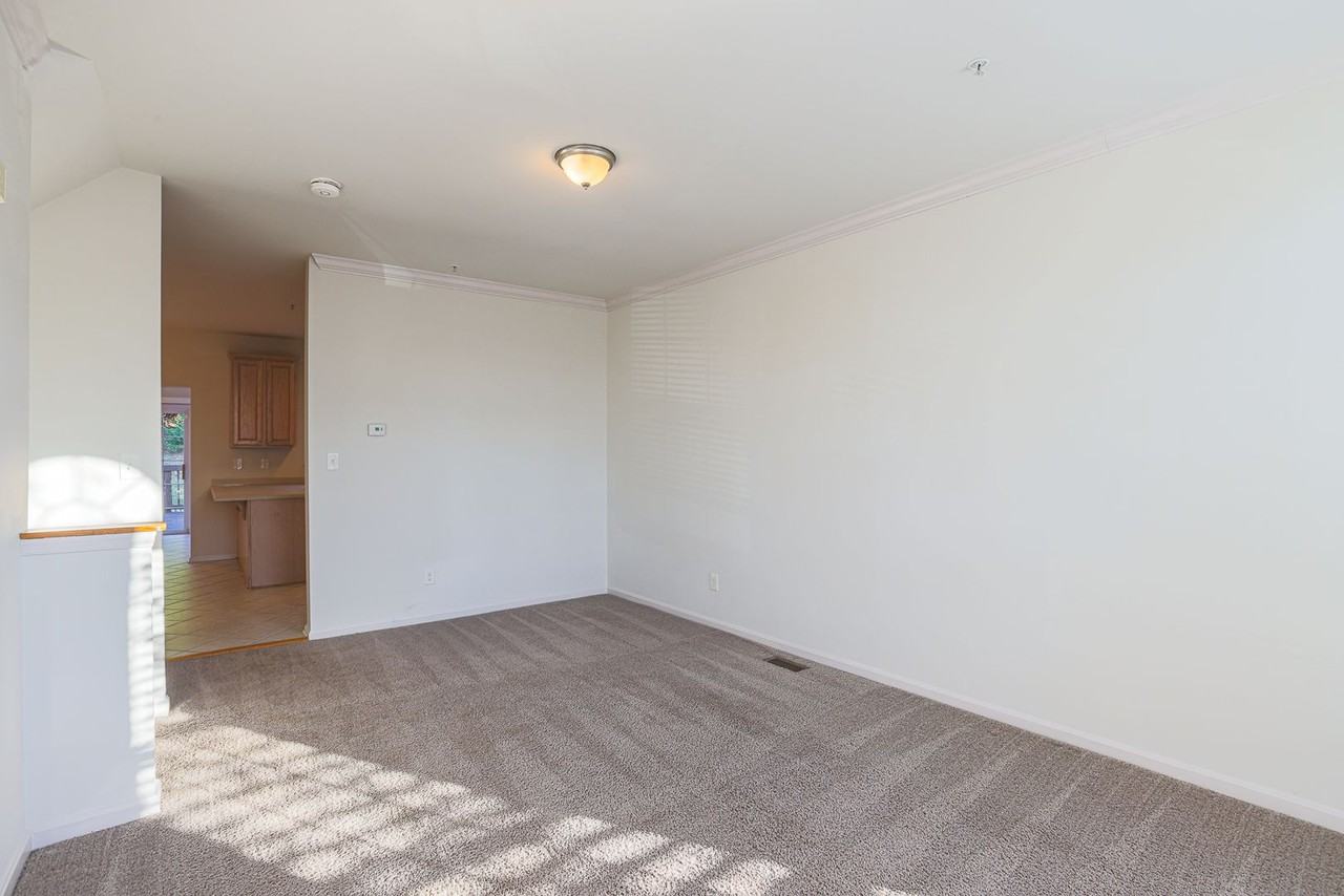 641 Kirkcaldy Way - Photo 4 of 24