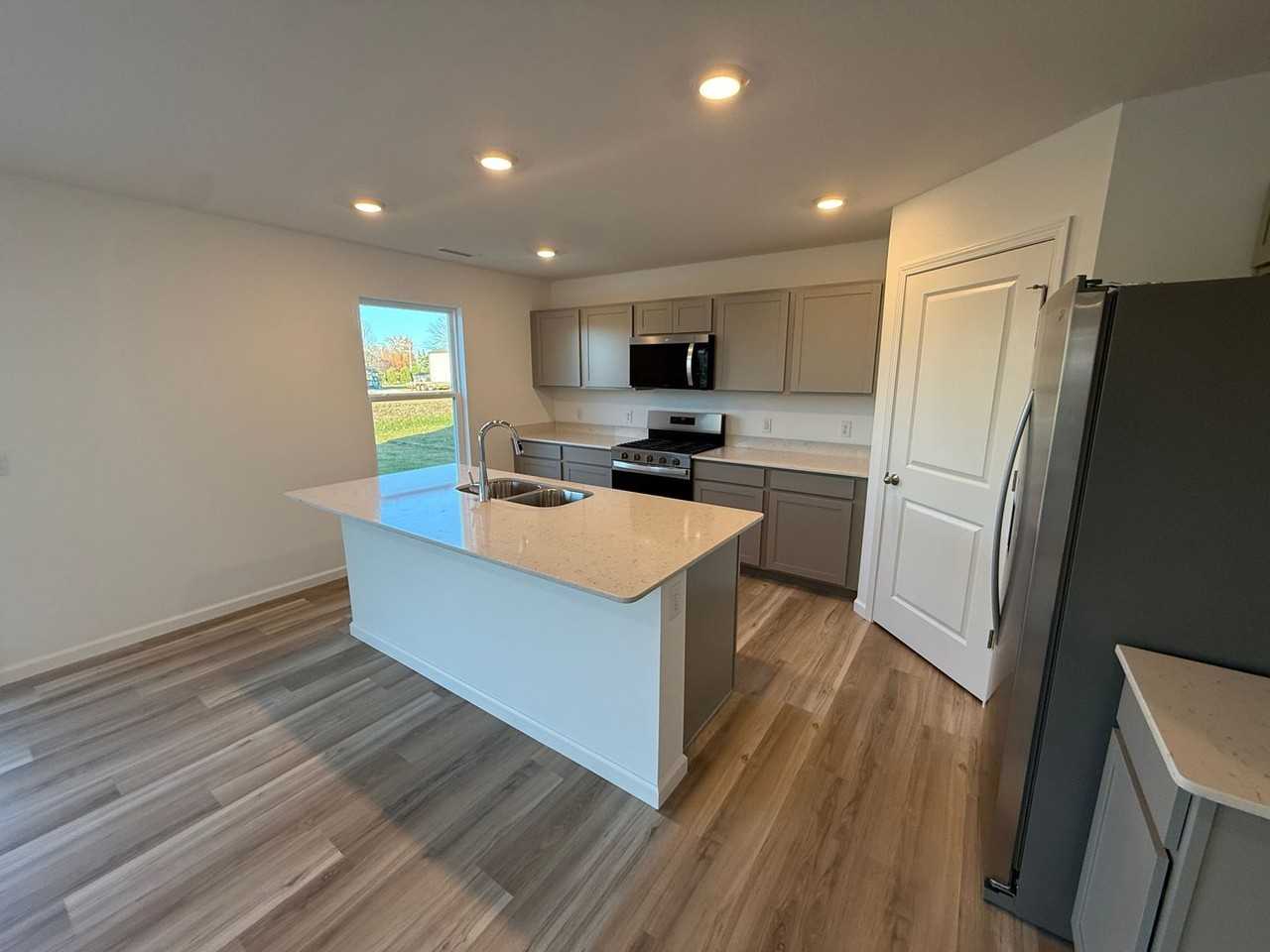 3902 Bradley Dr - Photo 6 of 35