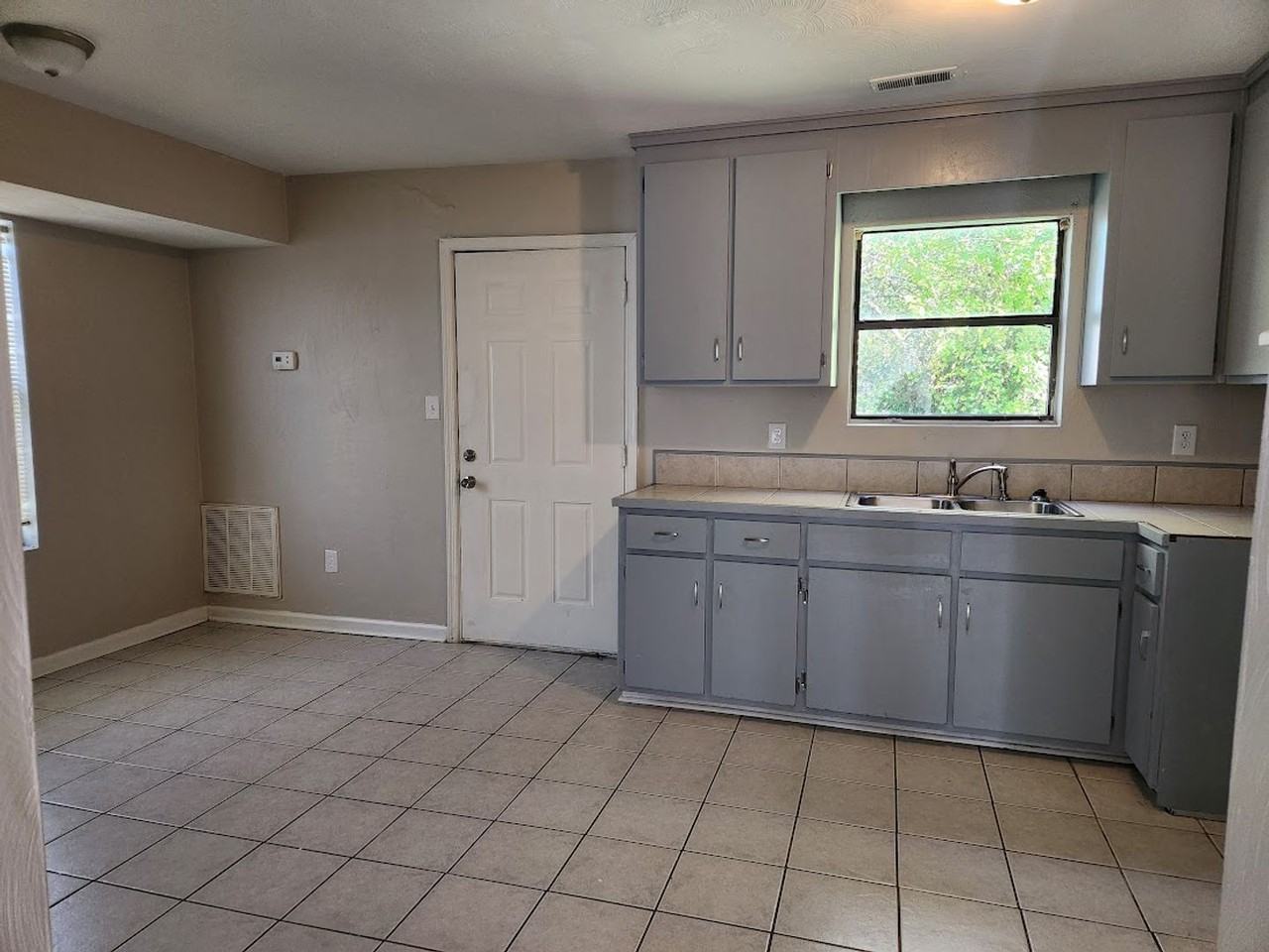 851 29th St - Photo 2 of 12