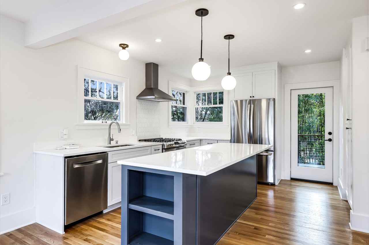 2207 E Republican St - Photo 3 of 25