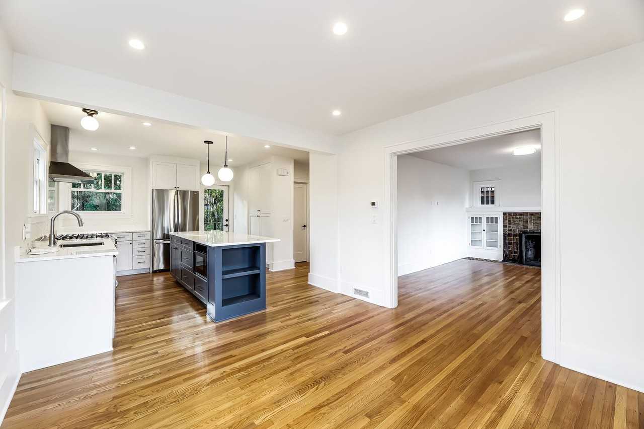 2207 E Republican St - Photo 4 of 25