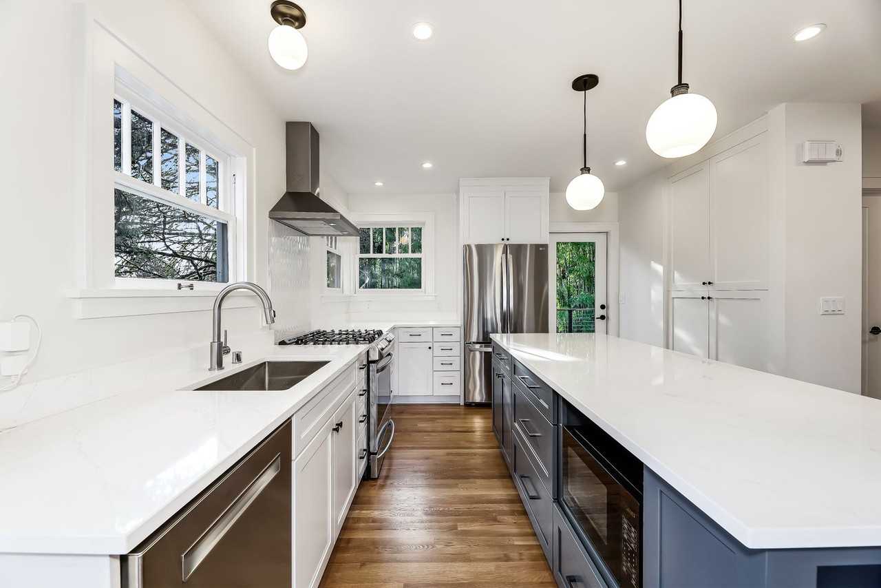 2207 E Republican St - Photo 6 of 25