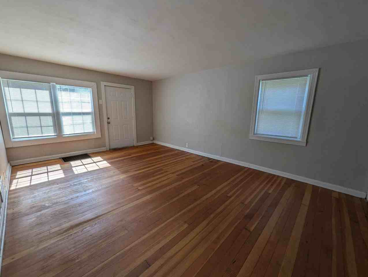 325 New York Street - Photo 4 of 11