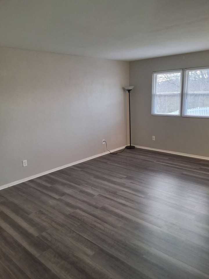 Peoria Place Apartments - Photo 2 of 10