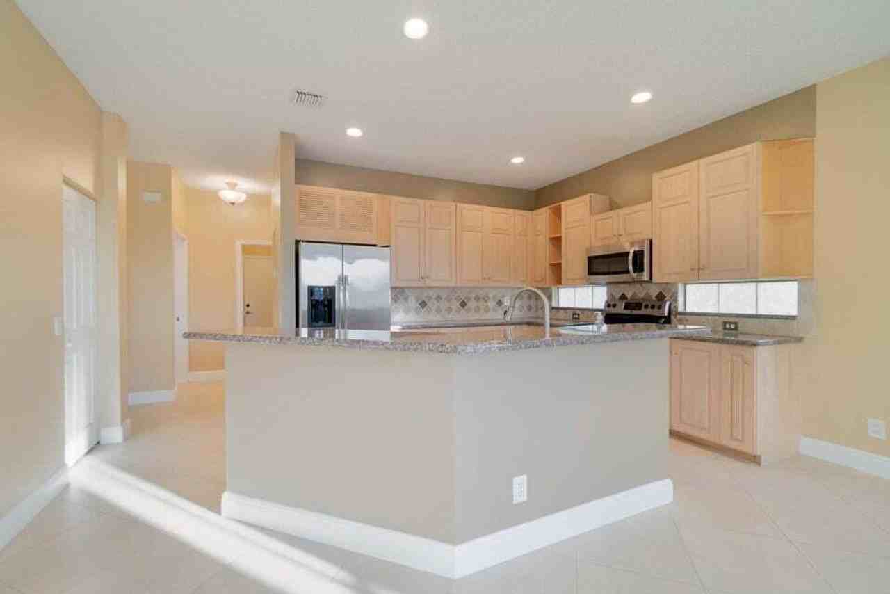 7227 Chesapeake Cir - Photo 2 of 24