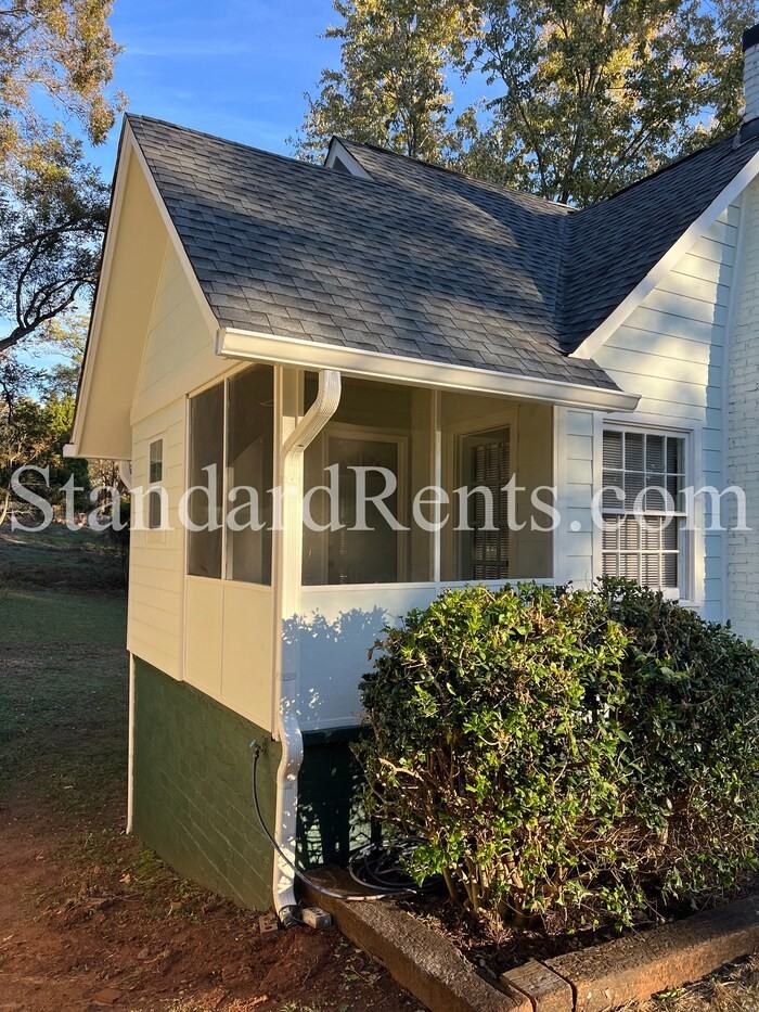 802 United Ave Se - Photo 3 of 21