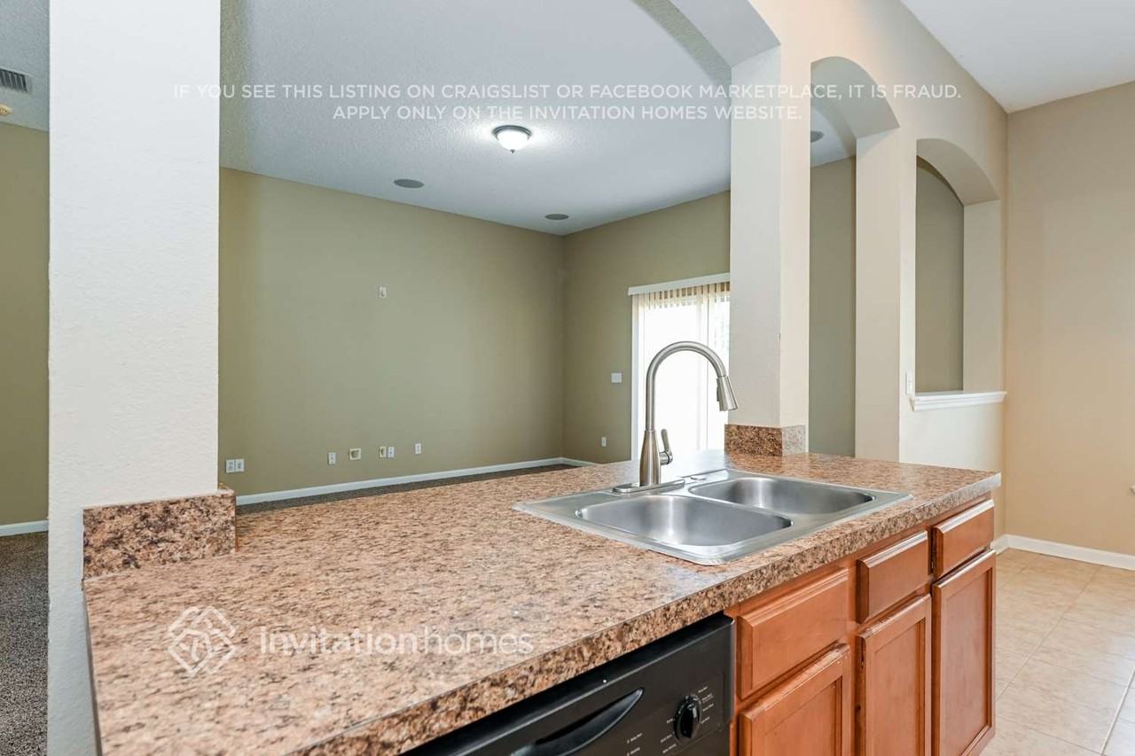 9098 Gloucestershire Ct - Photo 7 of 17