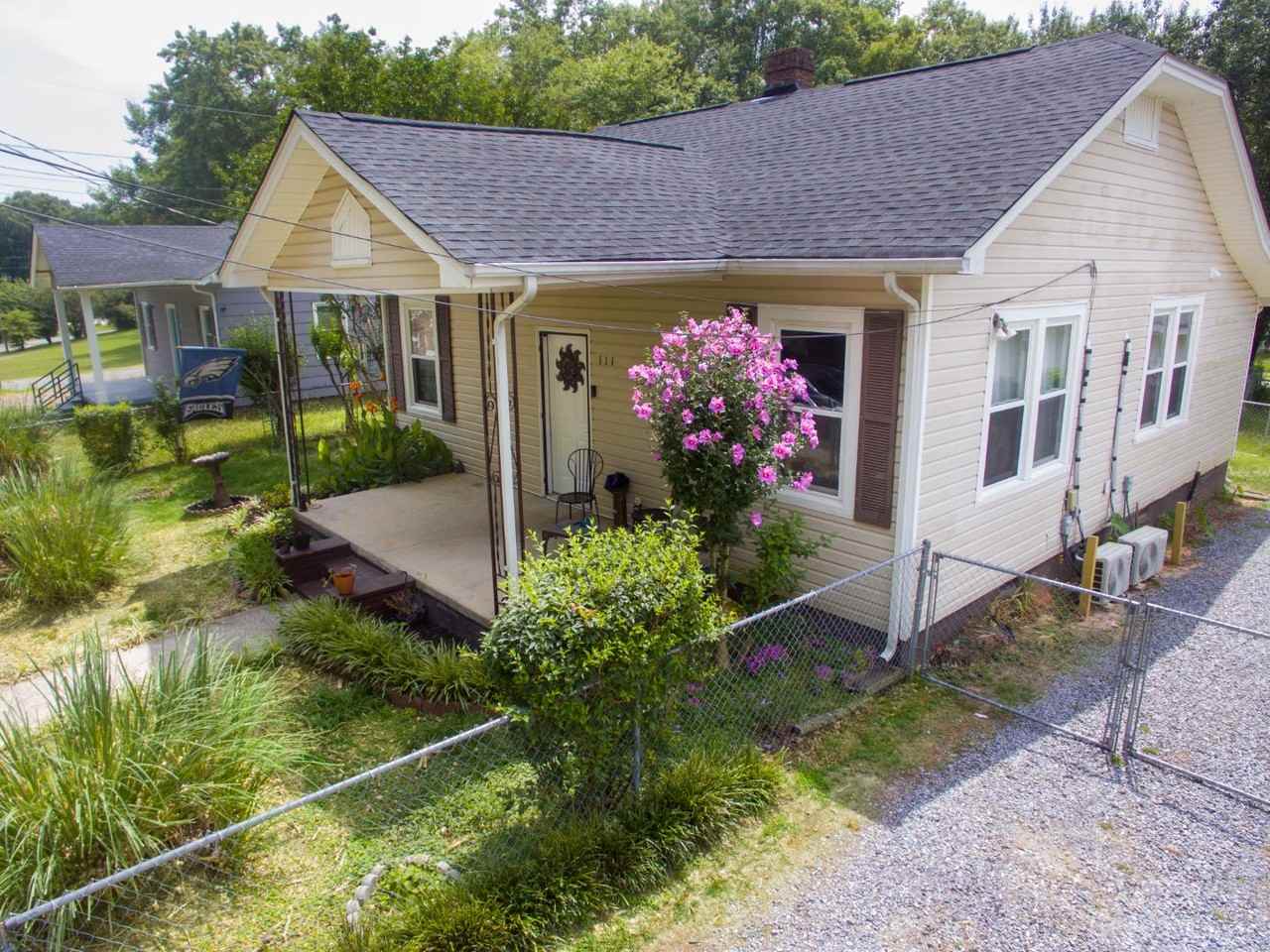 111 Summit St - Photo 2 of 7