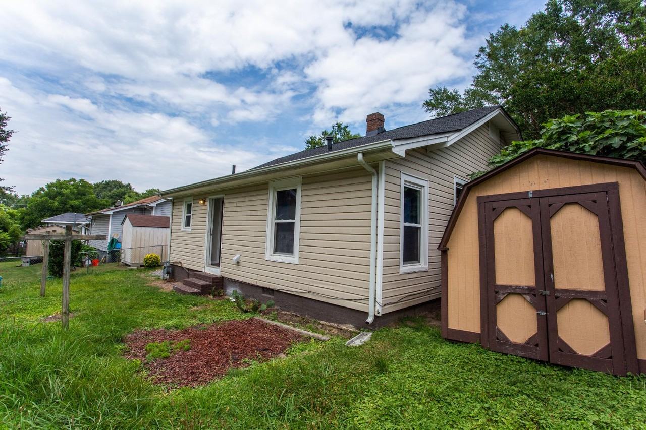 111 Summit St - Photo 6 of 7