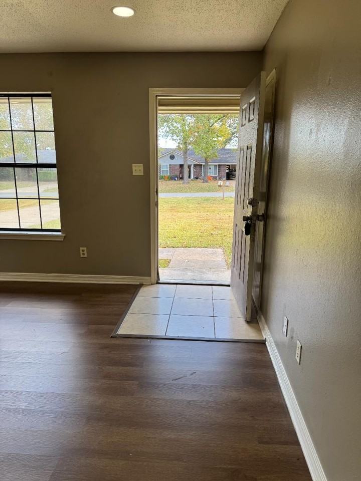 10376 Mcelroy Dr - Photo 3 of 10