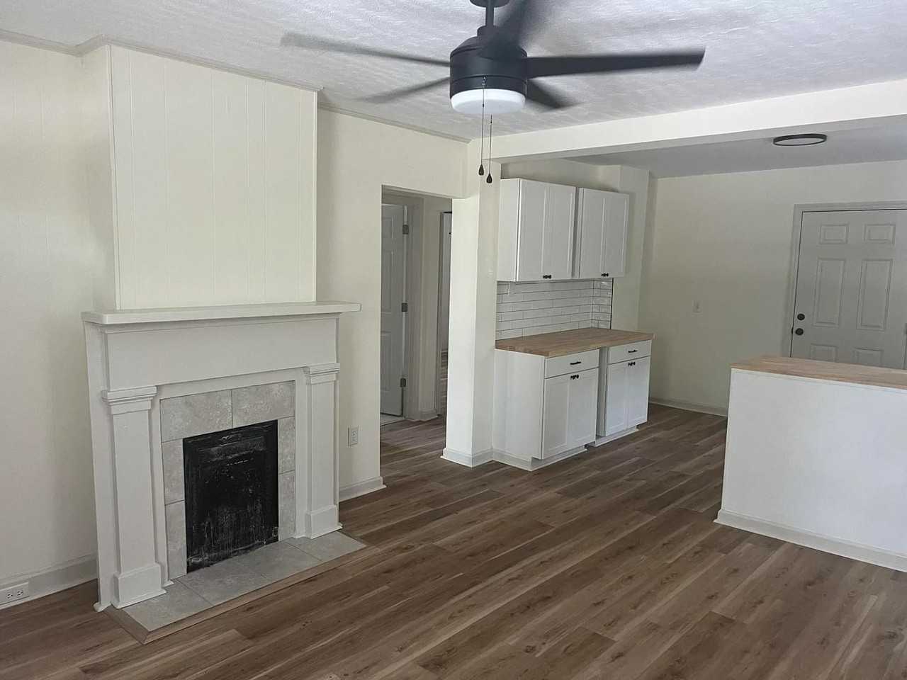 1815 Jenkins St - Photo 2 of 9