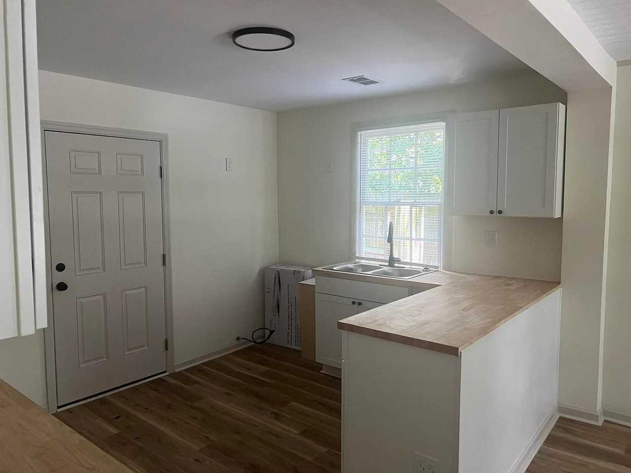 1815 Jenkins St - Photo 4 of 9