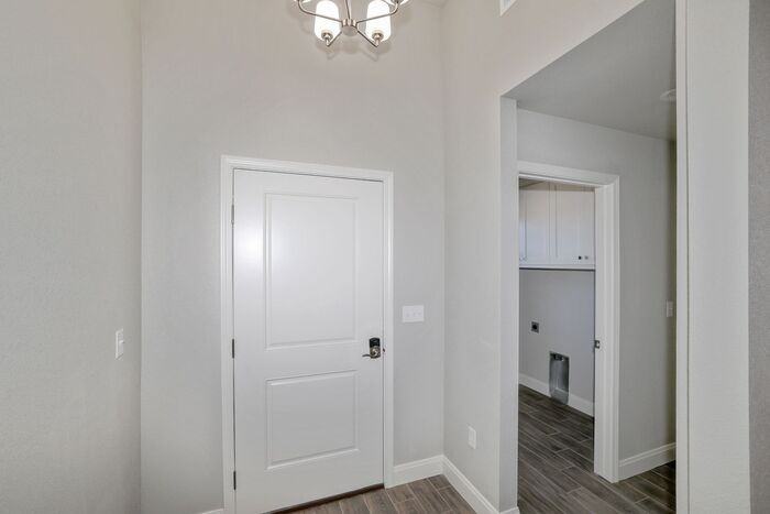 7616 Woodford Ave - Photo 2 of 28