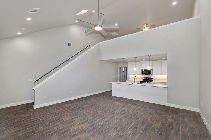 7616 Woodford Ave - Photo 3 of 28