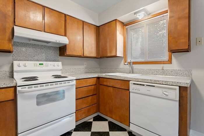 821 Northeast 55th Avenue - Photo 5 of 30