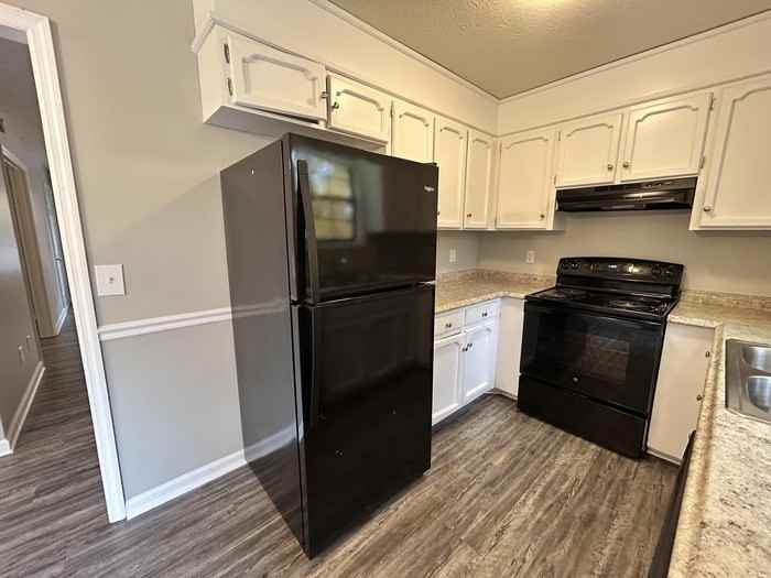 1008 Tyree Court South - Photo 4 of 33