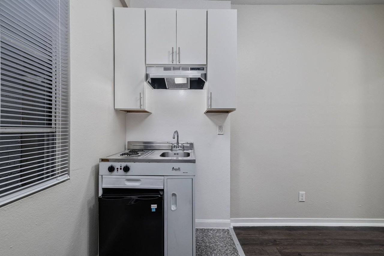 839 Leavenworth - Photo 2 of 22