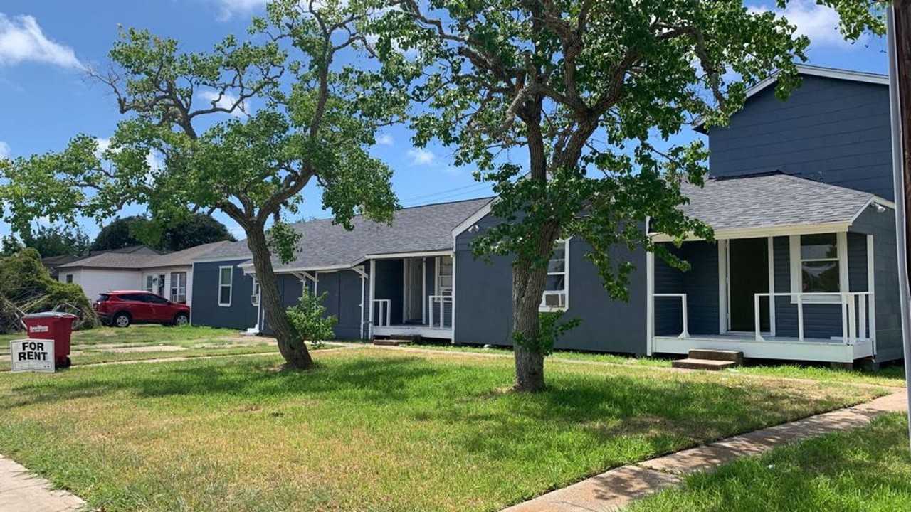 527 W 8th St - Photo 3 of 20