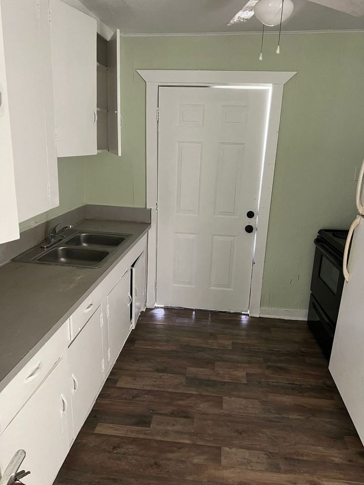 527 W 8th St - Photo 6 of 20