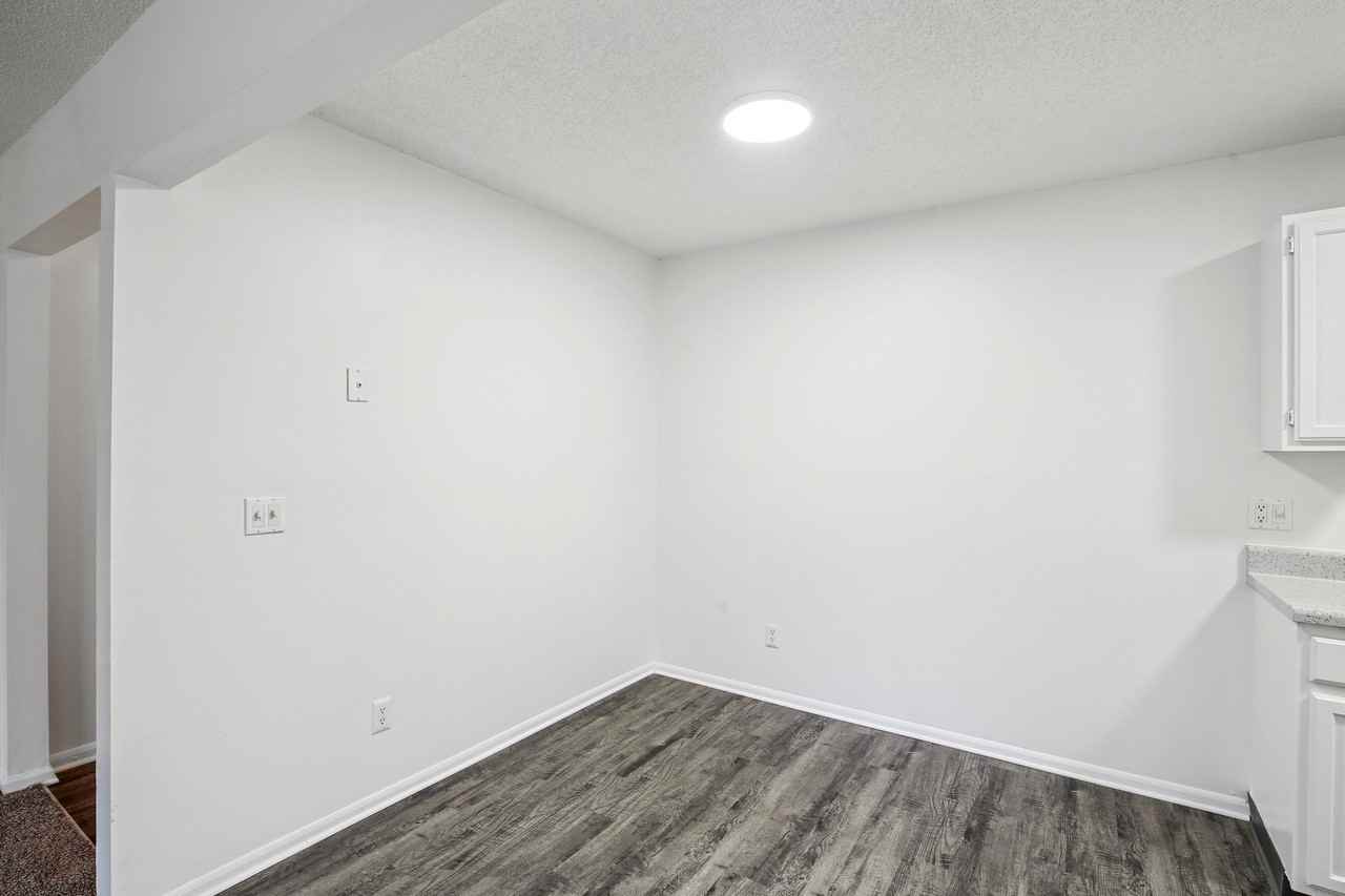 Spring Hill Plaza Apartments - Photo 3 of 32