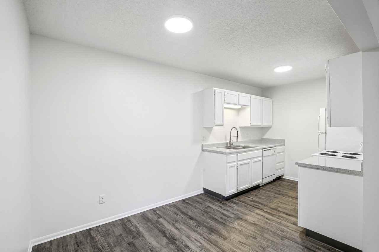 Spring Hill Plaza Apartments - Photo 5 of 32