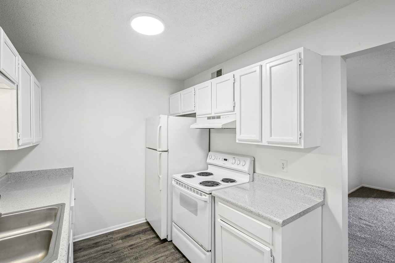 Spring Hill Plaza Apartments - Photo 2 of 32