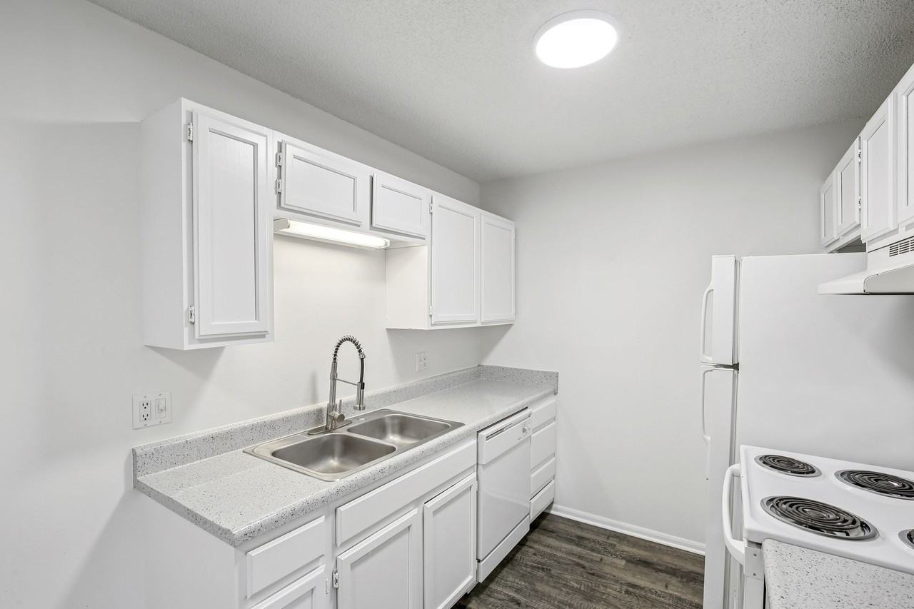 Spring Hill Plaza Apartments - Photo 4 of 32