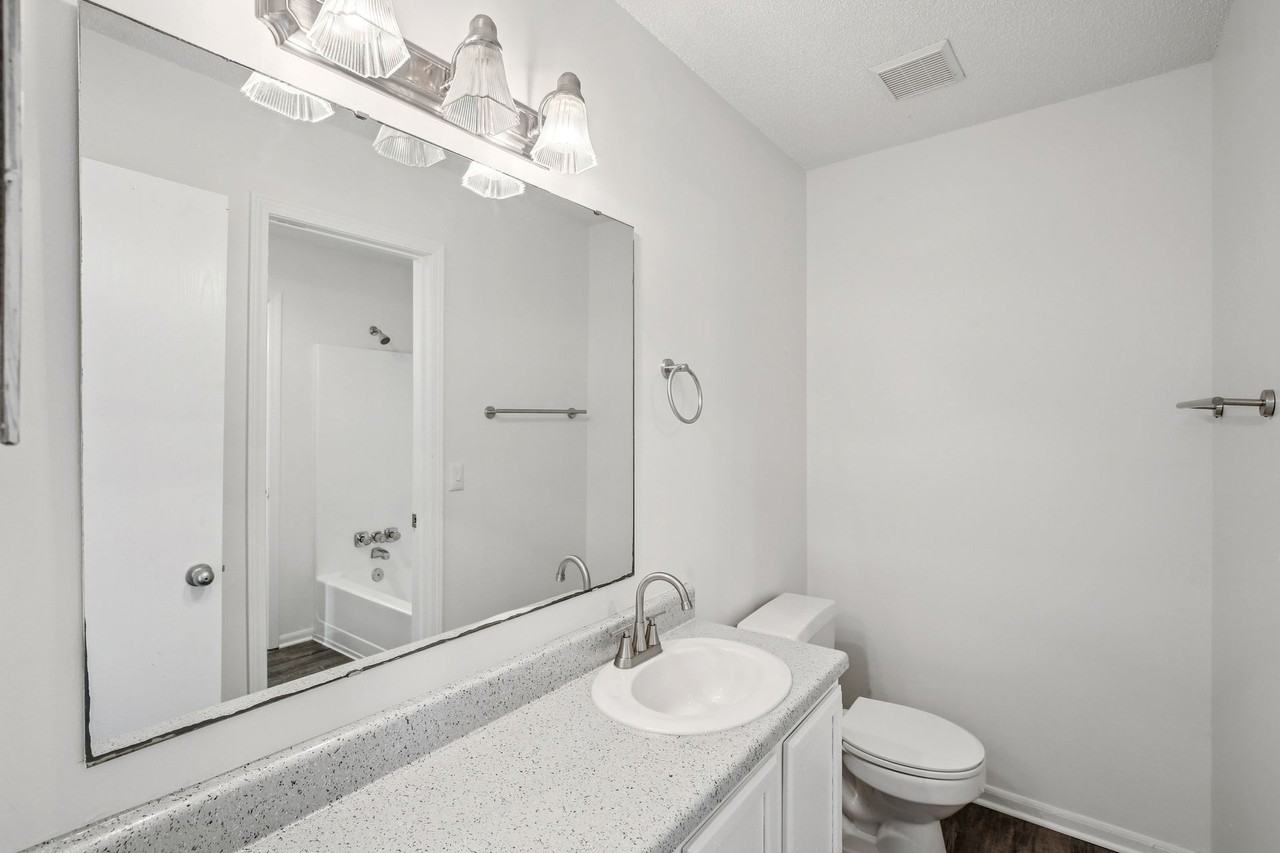 Spring Hill Plaza Apartments - Photo 6 of 32