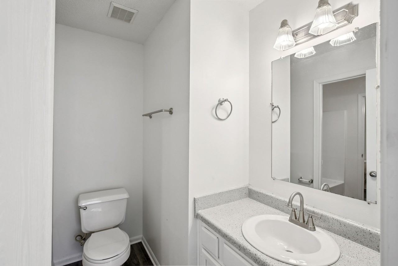 Spring Hill Plaza Apartments - Photo 7 of 32