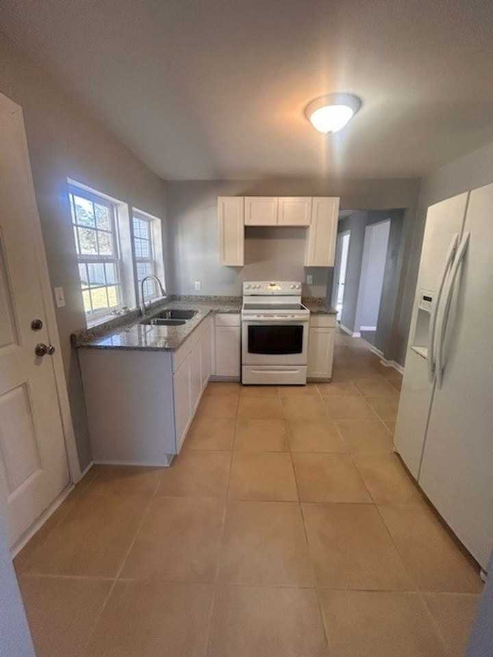 626 W Center St - Photo 6 of 14