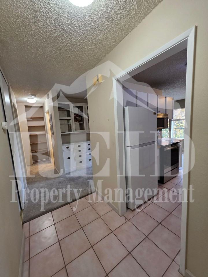 924 Shorewood Dr #16 - Photo 3 of 18