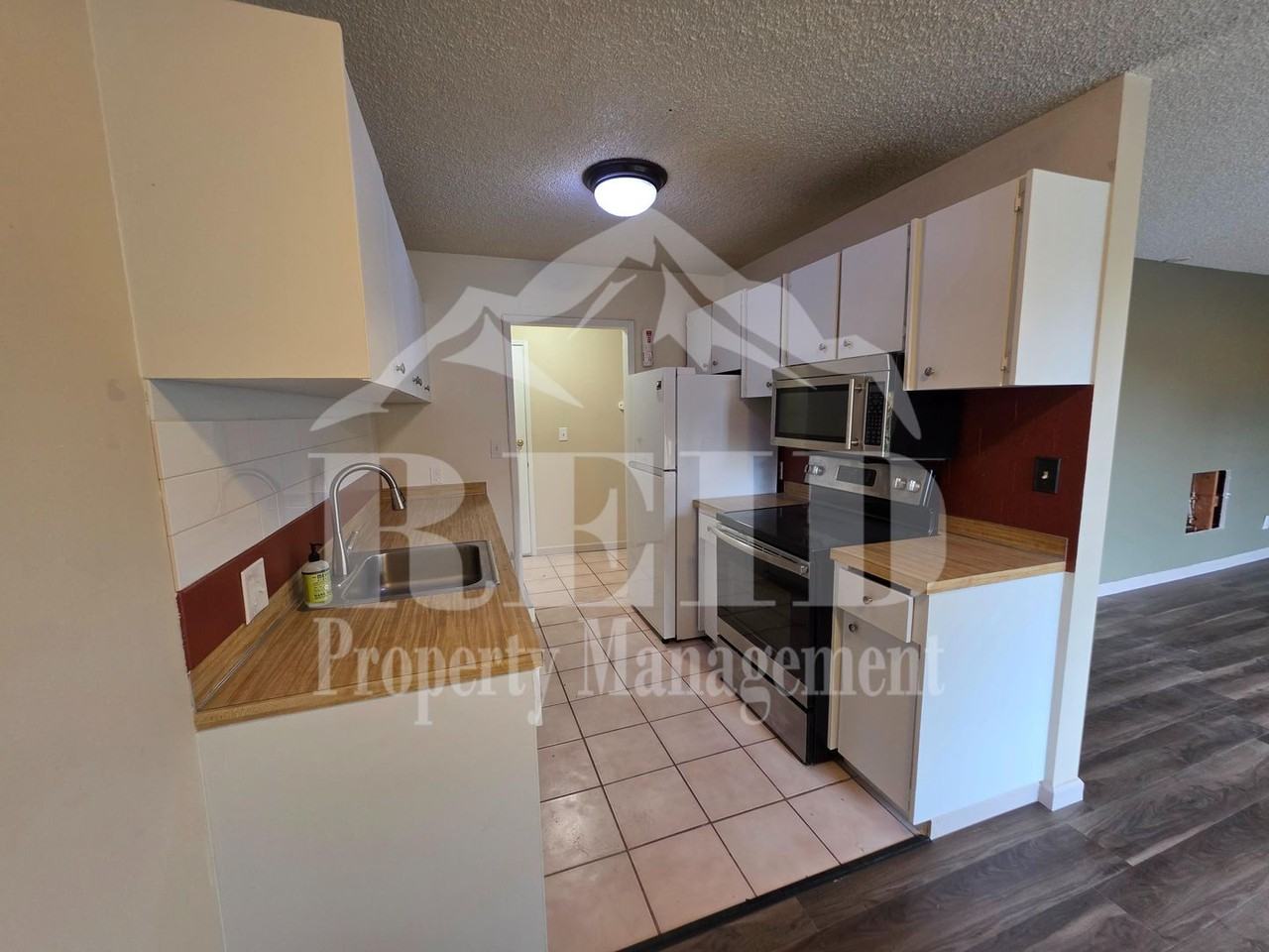 924 Shorewood Dr #16 - Photo 4 of 18