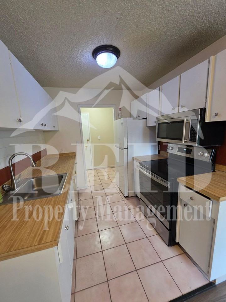 924 Shorewood Dr #16 - Photo 5 of 18