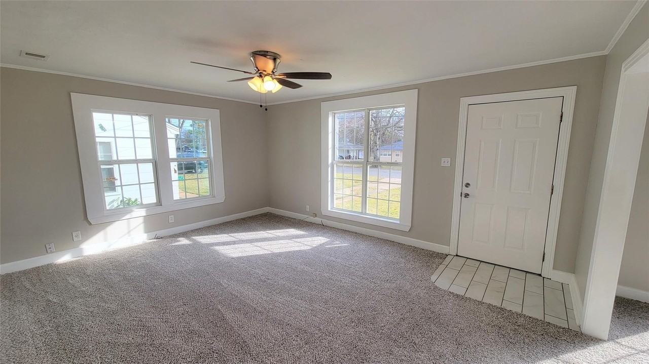 2563 Broadway Dr - Photo 3 of 14