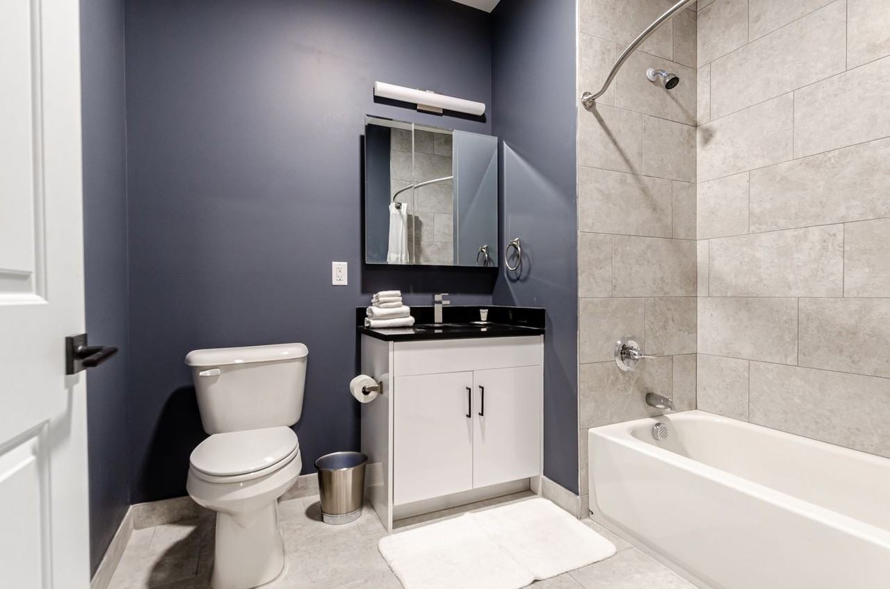 Lakeside Residence - Photo 4 of 13